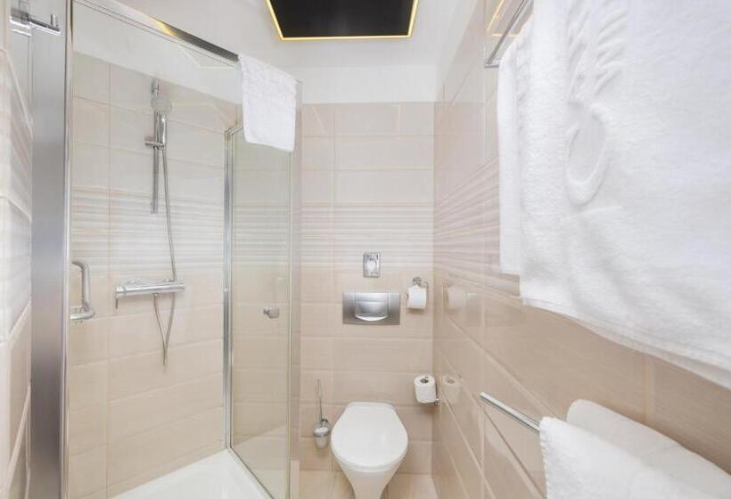 家庭间, Carlton Hotel Buda Castle