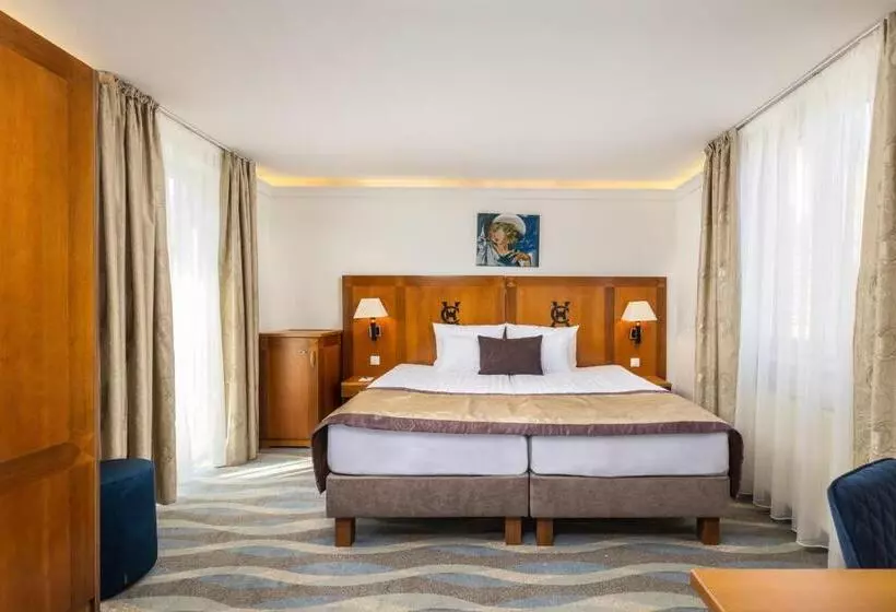 اتاق لوکس با بالکن, Carlton Hotel Buda Castle