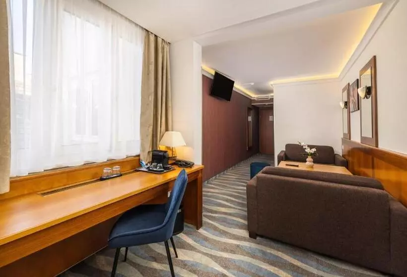 اتاق لوکس با بالکن, Carlton Hotel Buda Castle