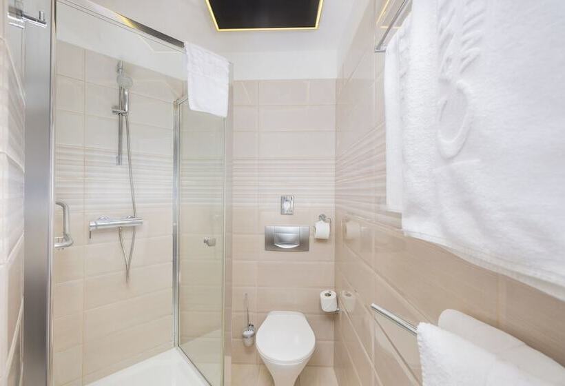 家庭间, Carlton Hotel Buda Castle