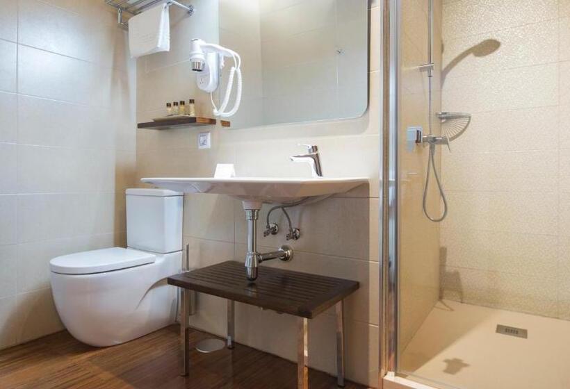 高级大房间, Abad Toledo