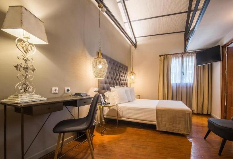 高级大房间, Abad Toledo