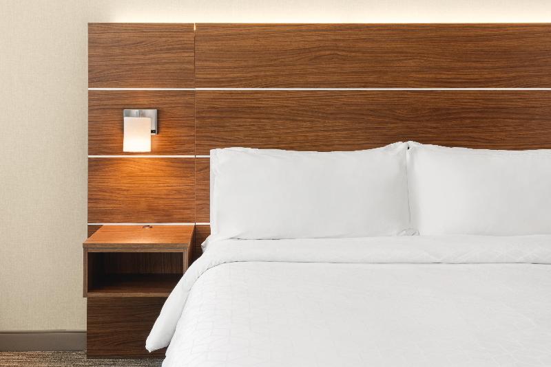 标准间, Abad Toledo