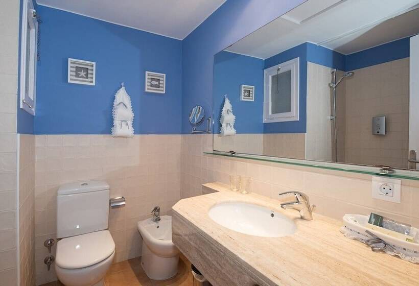 اتاق لوکس با بالکن و چشمانداز دریا, Garbi