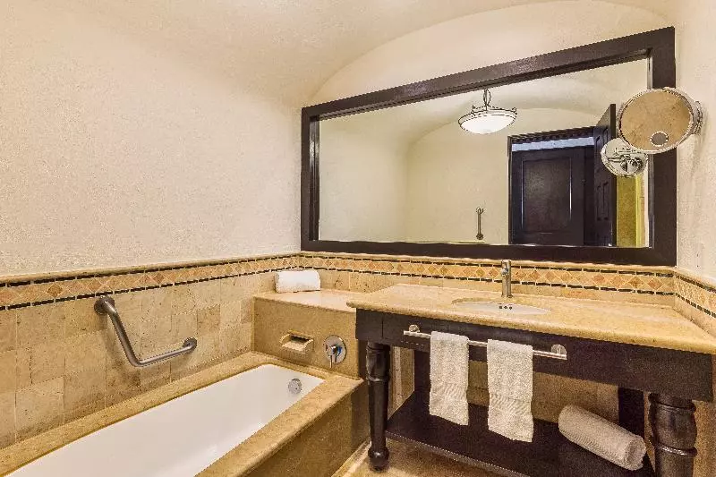 اتاق لوکس با تخت بزرگ, Grand Fiesta Americana Los Cabos All Inclusive Golf & Spa
