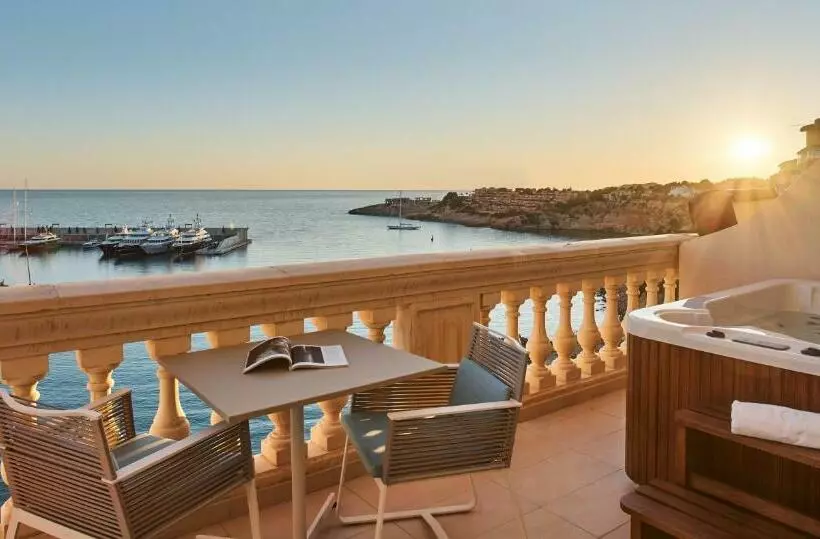 سوییت جونیور با چشم‌انداز دریا, Pure Salt Port Adriano  Adults Only