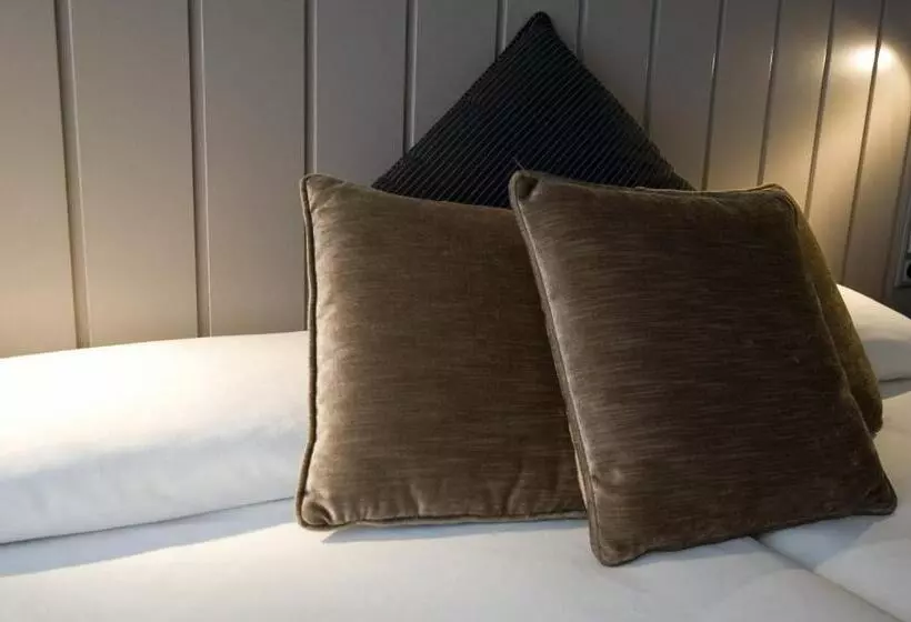 Standard Room with Balcony Garden View, Restaurant Pessets & SPA