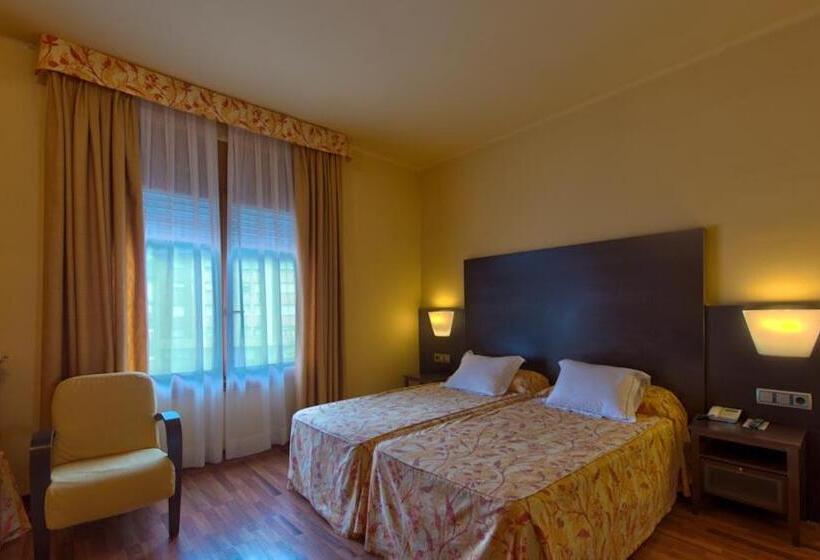 Номер Стандарт Трехместный, Restaurant Pessets & SPA