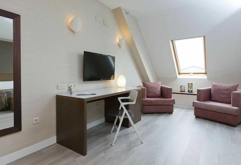 اتاق لوکس با وان آب گرم, Vertice Sevilla