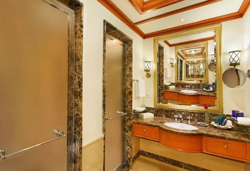 اتاق لوکس با چشم‌انداز باغ, Wildflower Hall, An Oberoi Resort, Shimla