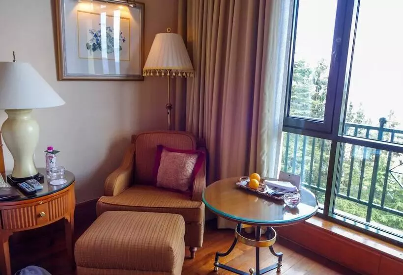 اتاق لوکس با چشم‌انداز باغ, Wildflower Hall, An Oberoi Resort, Shimla