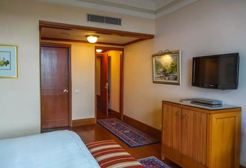 اتاق لوکس با چشم‌انداز باغ, Wildflower Hall, An Oberoi Resort, Shimla