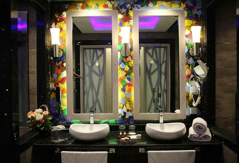 주니어 스위트, Zaki