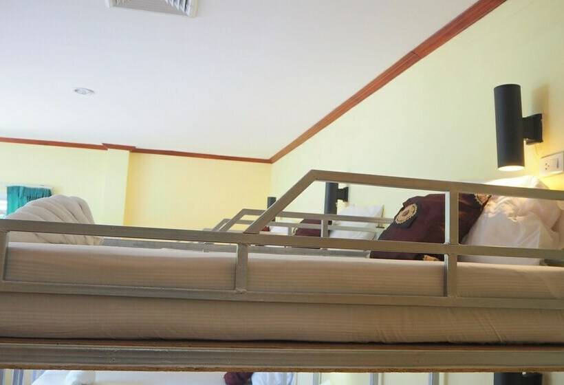 מיטה בחדר משותף, Chaokoh Dorm Room