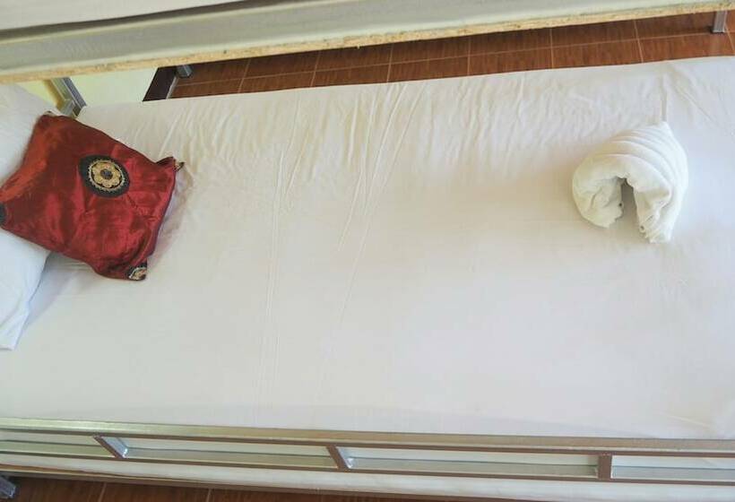 מיטה בחדר משותף, Chaokoh Dorm Room