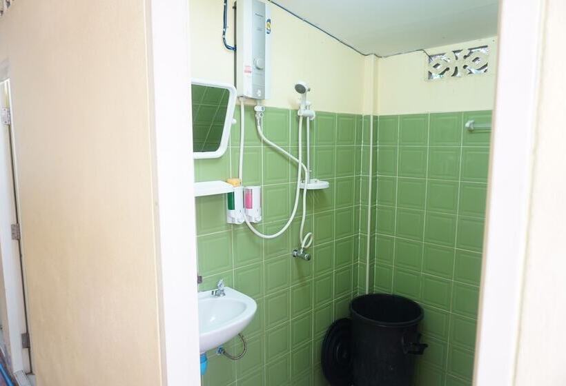 מיטה בחדר משותף, Chaokoh Dorm Room