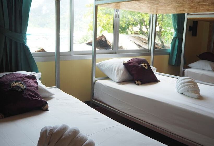 מיטה בחדר משותף, Chaokoh Dorm Room