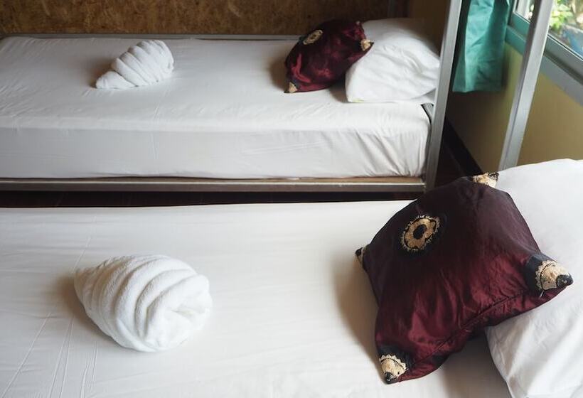 מיטה בחדר משותף, Chaokoh Dorm Room