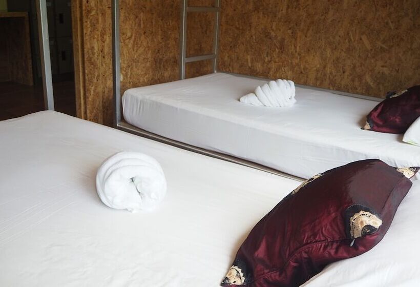 מיטה בחדר משותף, Chaokoh Dorm Room