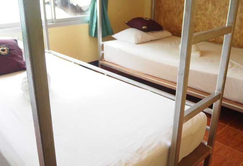 מיטה בחדר משותף, Chaokoh Dorm Room