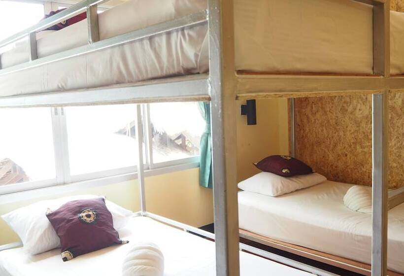 מיטה בחדר משותף, Chaokoh Dorm Room