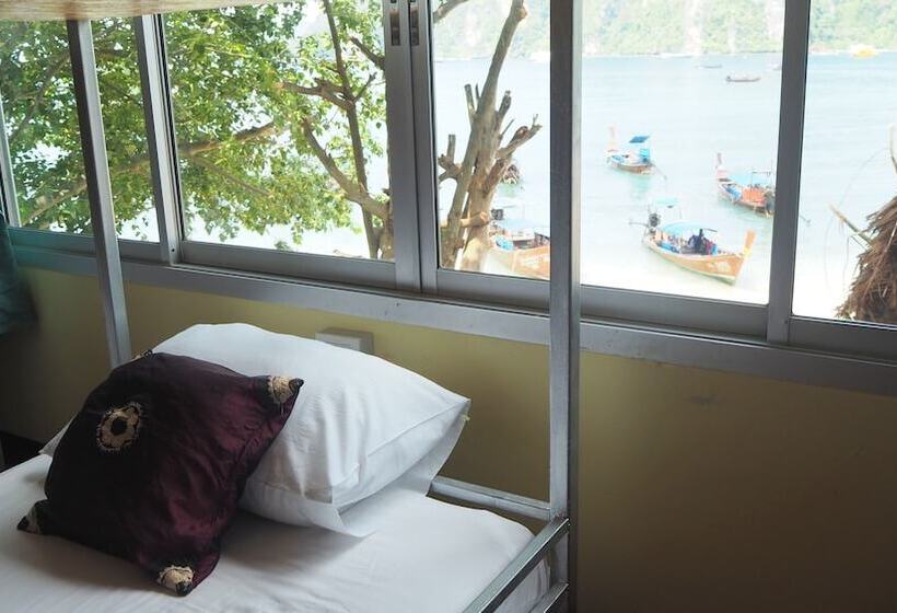 מיטה בחדר משותף, Chaokoh Dorm Room