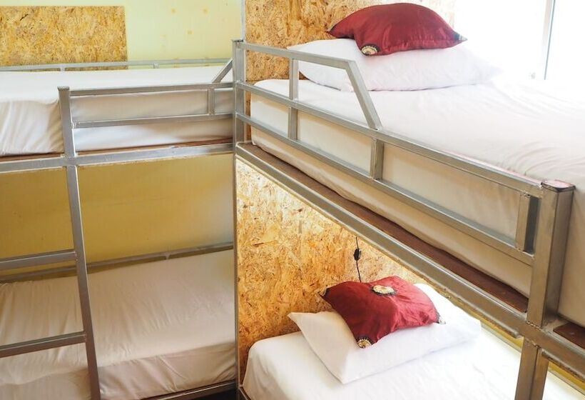 מיטה בחדר משותף, Chaokoh Dorm Room