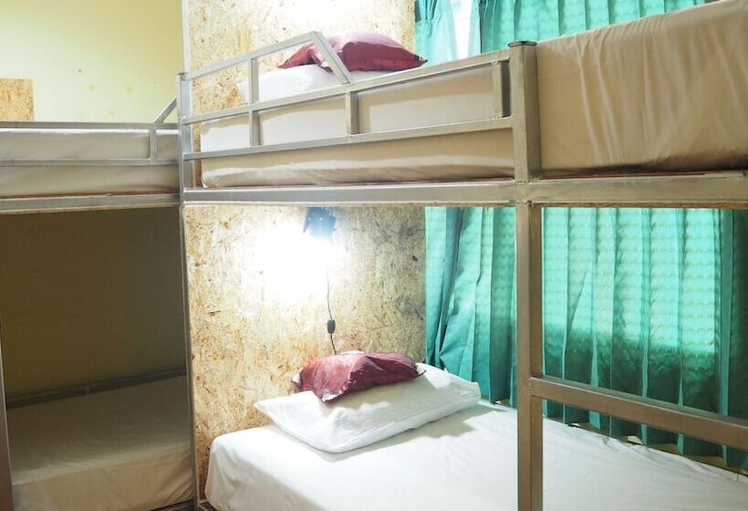 מיטה בחדר משותף, Chaokoh Dorm Room