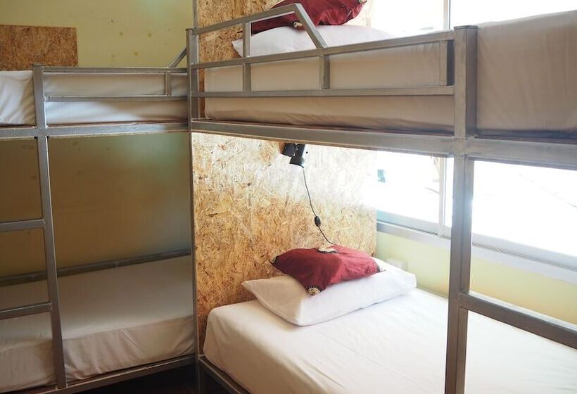 מיטה בחדר משותף, Chaokoh Dorm Room