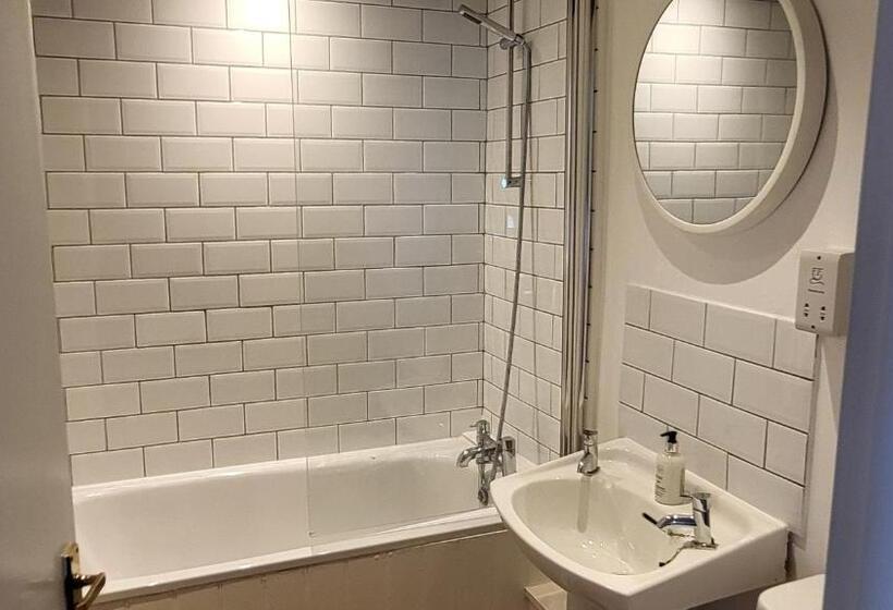 غرفة سوبيريور ثلاثية, Unicorn Inn