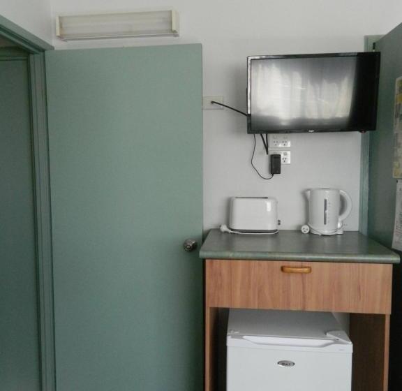 اتاق خانوادگی, Coachman Motel