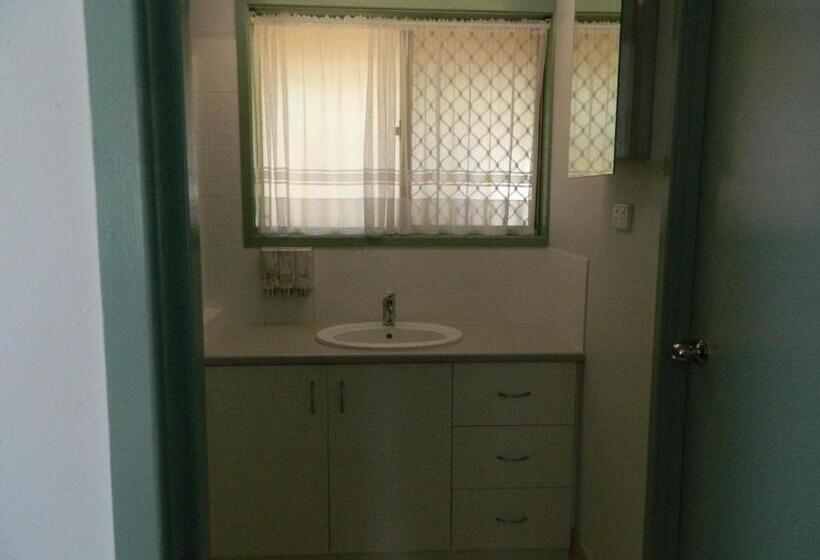 اتاق خانوادگی, Coachman Motel