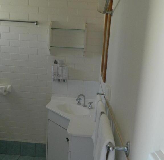 اتاق اجرایی, Coachman Motel