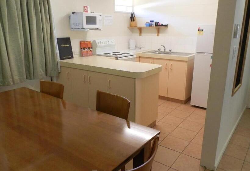 اتاق خانوادگی, Coachman Motel