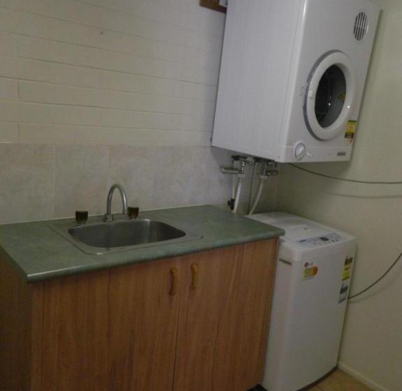 اتاق خانوادگی, Coachman Motel