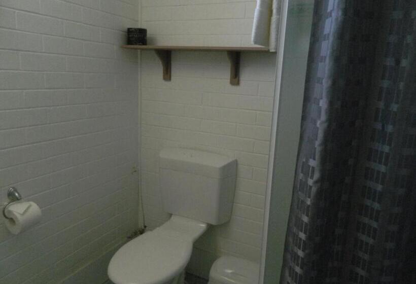 اتاق خانوادگی, Coachman Motel