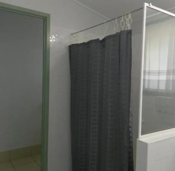 اتاق خانوادگی, Coachman Motel