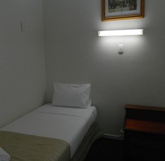 اتاق خانوادگی, Coachman Motel