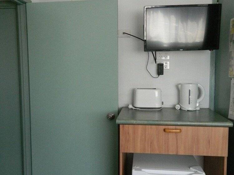 اتاق خانوادگی, Coachman Motel