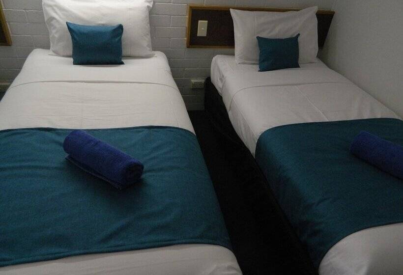 اتاق خانوادگی, Coachman Motel