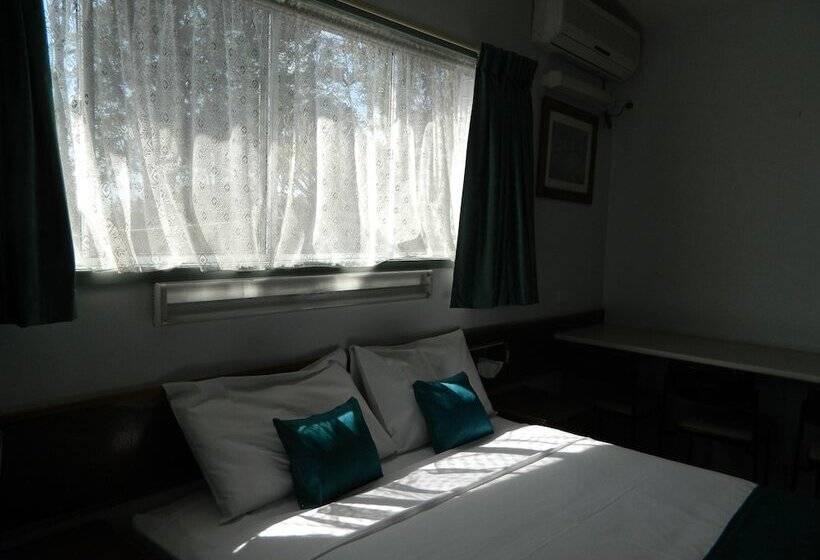 اتاق خانوادگی, Coachman Motel