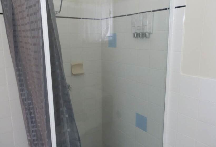 اتاق اجرایی, Coachman Motel