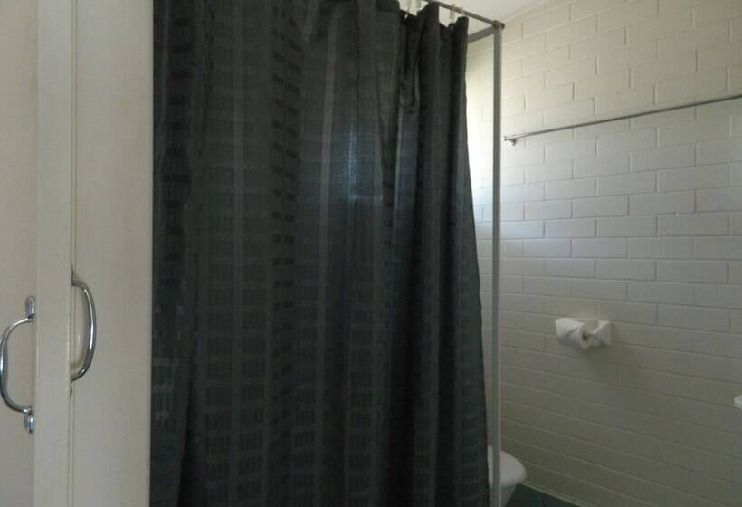 اتاق اجرایی, Coachman Motel