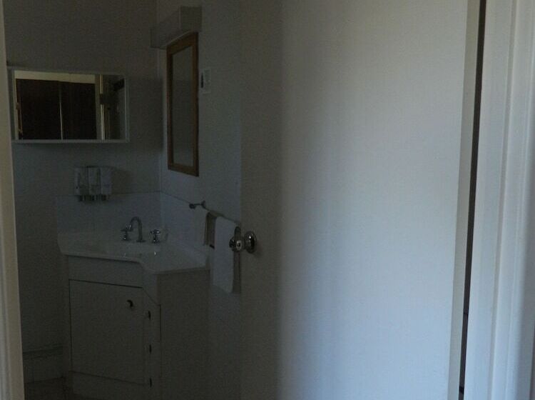 اتاق خانوادگی, Coachman Motel