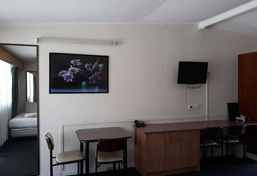 اتاق خانوادگی, Coachman Motel