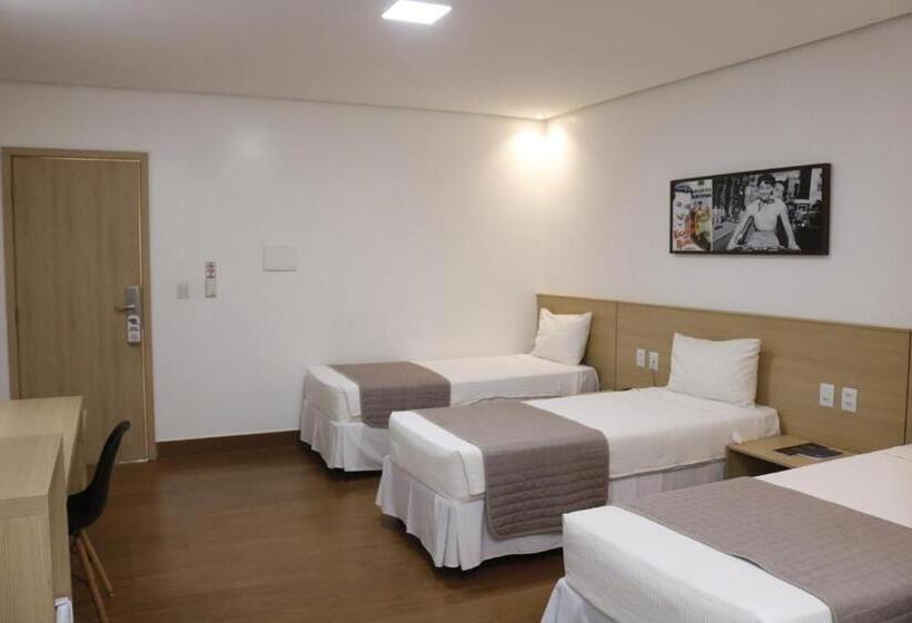 חדר סטנדרט לשלושה עם נוף לגינה, Roma