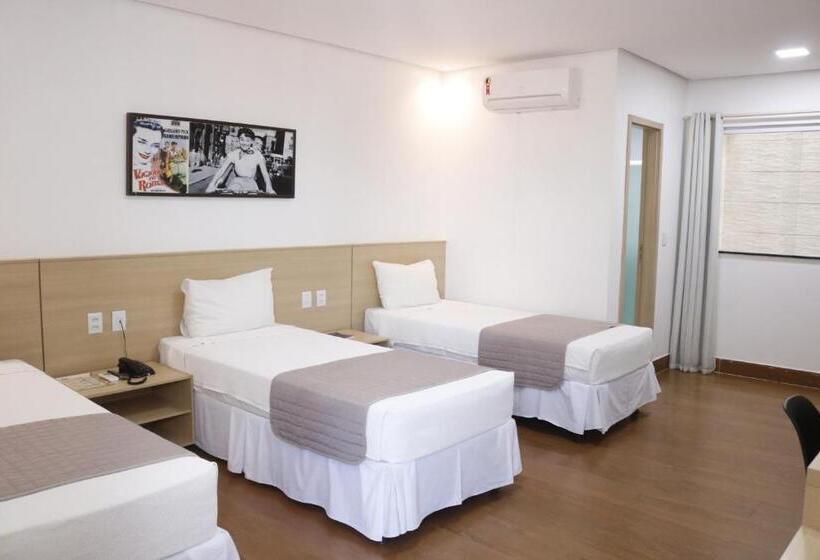 חדר סטנדרט לשלושה עם נוף לגינה, Roma