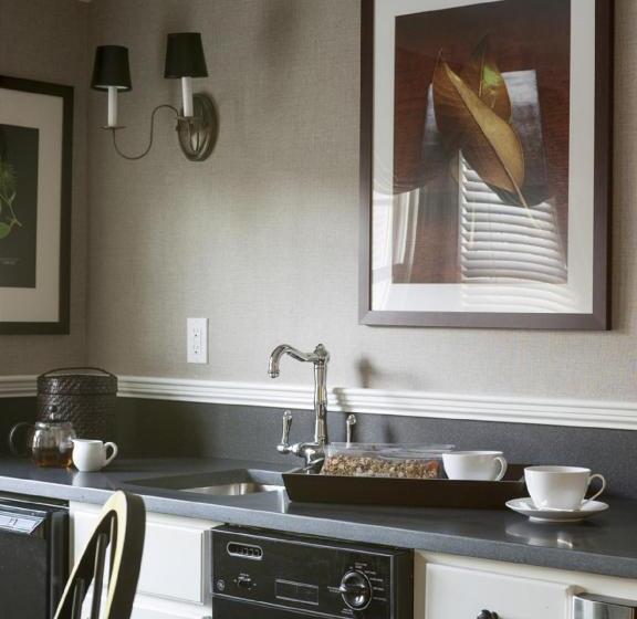 סוויטה משפחתית, The White Hart