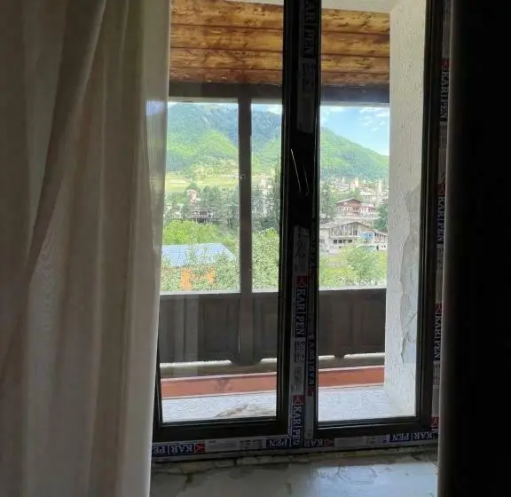 اتاق استاندارد چهارنفره با چشمانداز باغ, Mushkudiani Manor