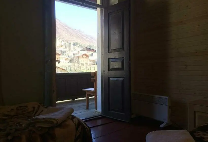 اتاق استاندارد چهارنفره با چشمانداز باغ, Mushkudiani Manor